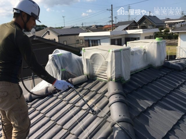 屋根下地塗装 吹付の様子