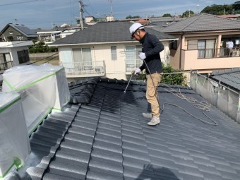 セメント屋根吹付塗装の様子