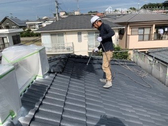 セメント屋根吹付塗装の様子