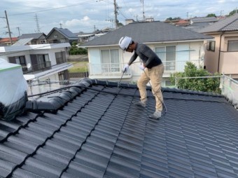 鹿児島市のセメント屋根塗装工事 吹付の様子