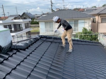鹿児島市のセメント屋根塗装工事 吹付の様子