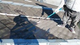 屋根下塗り塗装中