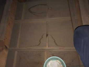 鹿児島市桜ケ丘の雨漏れ補修工事の様子