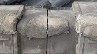 雨漏れ付近のひび割れ