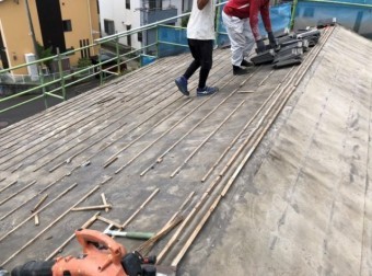 屋根の葺き替え工事撤去の様子