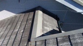 屋根棟板金の様子