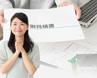 見積書に満足の行く女性