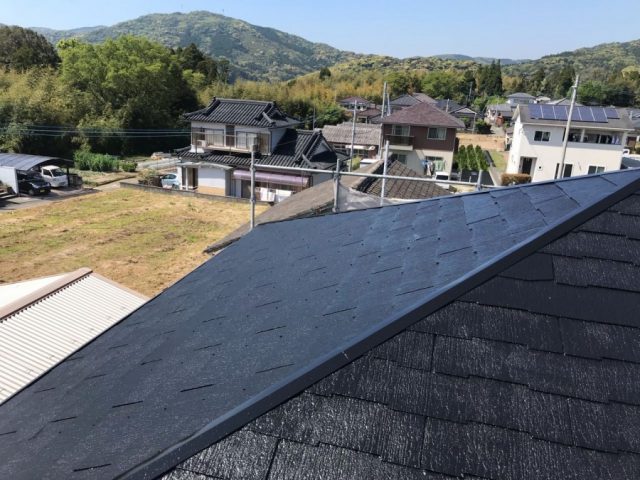 【鹿児島・宮崎】三角屋根の住宅で屋根を黒系の色で塗装していきました！完了