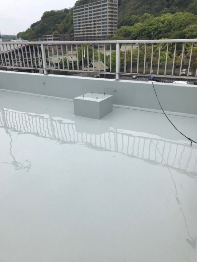 鹿児島市照国付近にてビルの防水工事の上塗りを行っていきました。