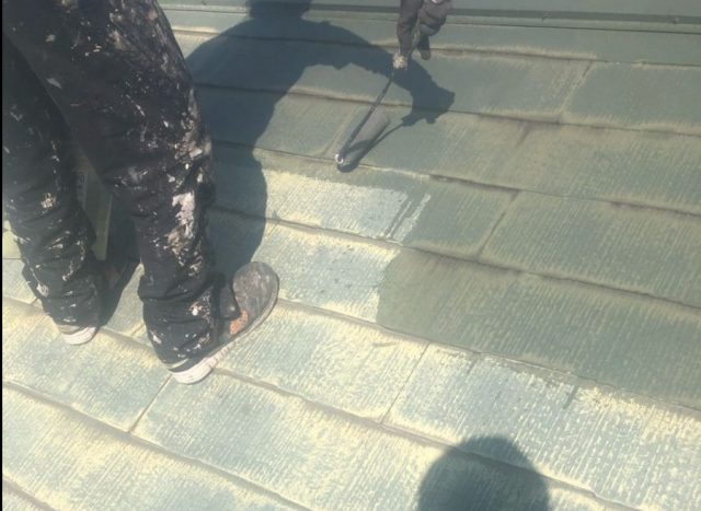 【鹿児島県霧島市】隼人町にあるアパート3棟のうち、A棟で屋根の塗装をおこないました！下塗り