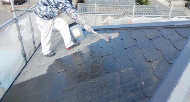 鹿児島市 コロニアル屋根塗装の様子