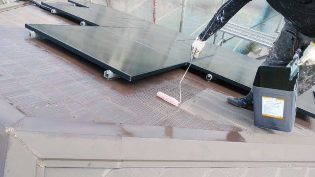 鹿児島市の屋根塗装工事中の様子
