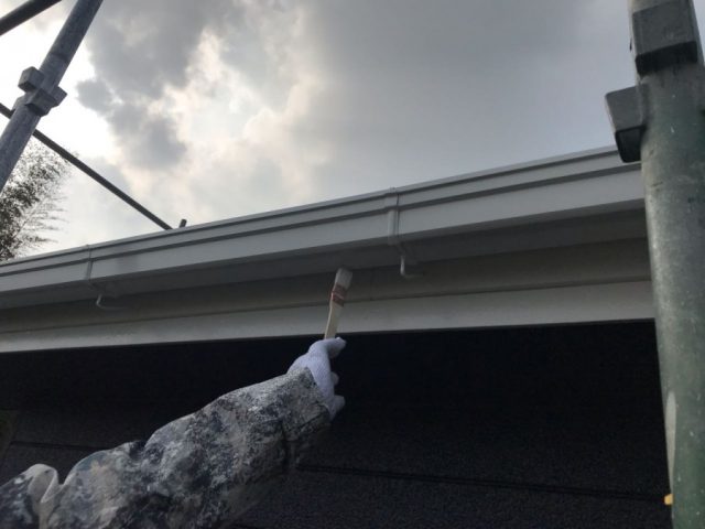 【鹿児島県薩摩川内市】スレート屋根を黒色で仕上げていきます雨樋上塗り_1_確定