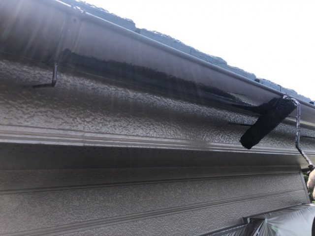 【鹿児島県垂水市】浜平にある黒色の屋根の住宅で、雨樋と破風、軒天を塗装しました！雨樋