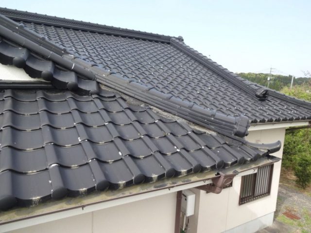 漆喰補修の屋根点検の様子