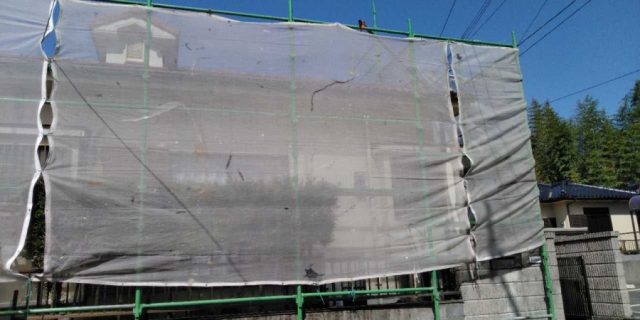 【鹿児島県霧島市】郡田にある三角屋根の住宅でセメント瓦の塗装準備をおこないました！養生