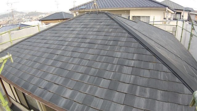 屋根の葺き替え工事の様子