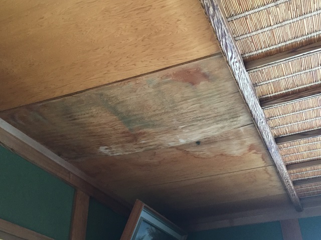 雨漏れの天井のシミ