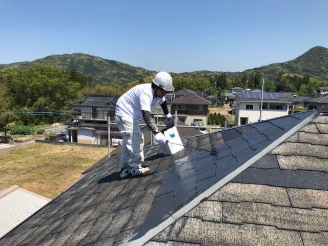 【鹿児島・宮崎】三角屋根の住宅で屋根を黒系の色で塗装していきました！中塗り