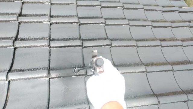 【鹿児島・宮崎】粘土瓦の住宅で屋根の吹き付け塗装をしていきました！中塗り