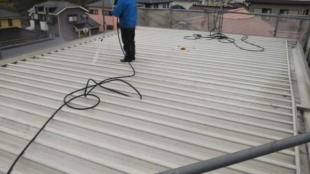 屋根塗装高圧洗浄洗い流し