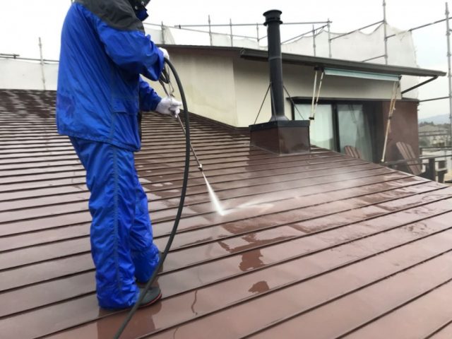 日置市でのガルバリウム鋼板屋根の遮熱塗装工事の様子をご紹介