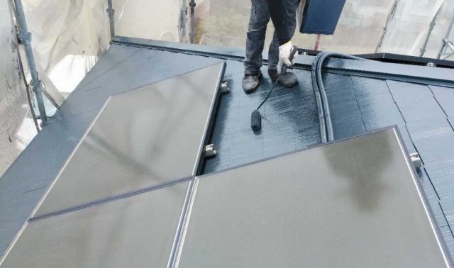 鹿児島市の屋根塗装工事中の様子