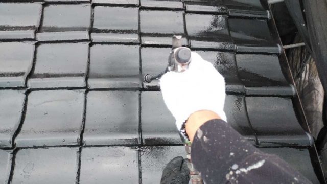 【鹿児島・宮崎】粘土瓦の住宅で屋根の吹き付け塗装をしていきました！上塗り
