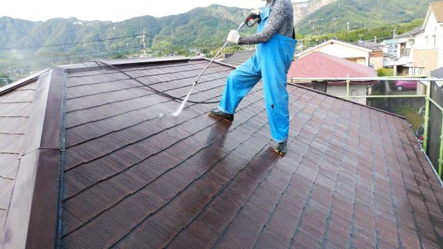 屋根の高圧洗浄の様子