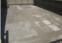 茶色く色褪せ古く傷んだ陸屋根