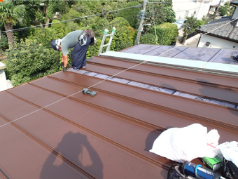 嵌合式立平葺きによる屋根カバー工法で施工していきます
